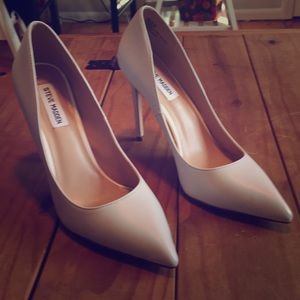 Steve Madden white pointy toe pumps